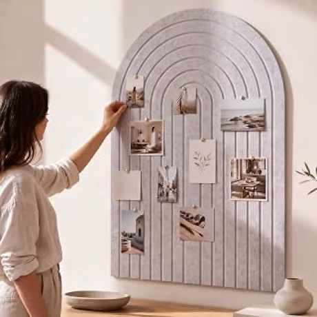 Tablón de anuncios de fieltro arqueado beige de 21.5 x 17 pulgadas con alfileres